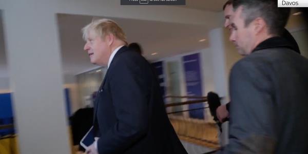 鲍里斯·约翰逊(Boris Johnson)在达沃斯被天空新闻(Sky News)的记者追了整整一分钟